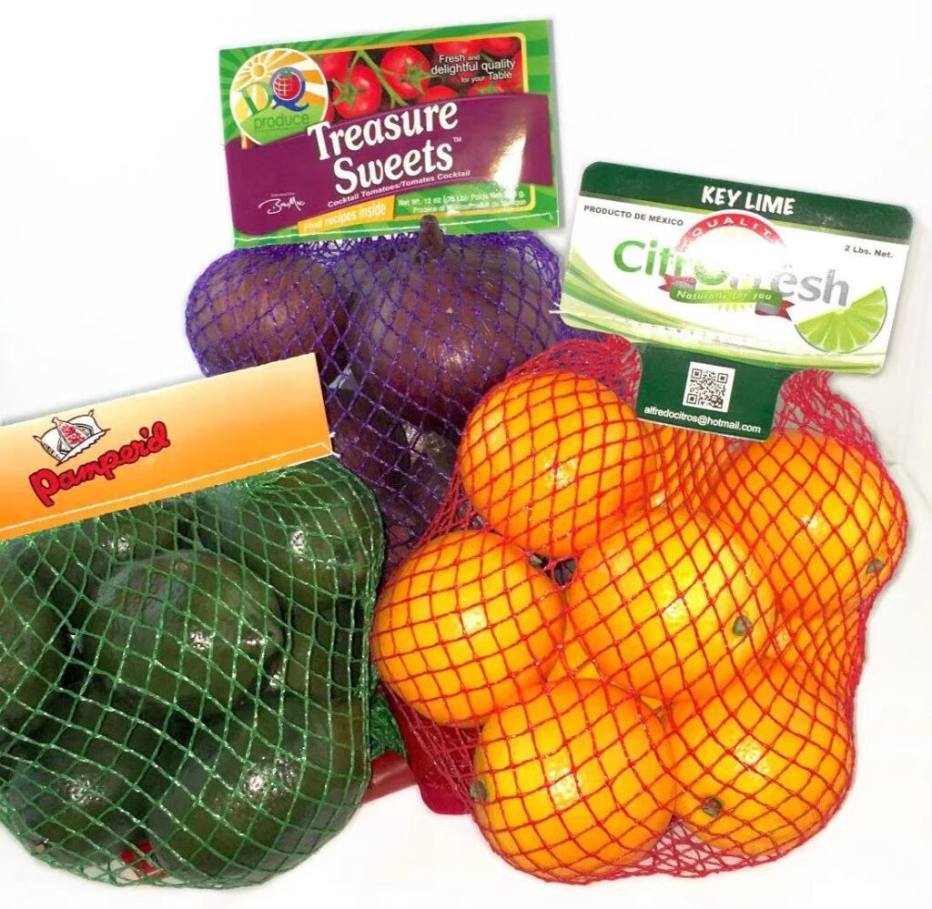 Naranjas, aguacates y cebollas envasados en header bag de malla