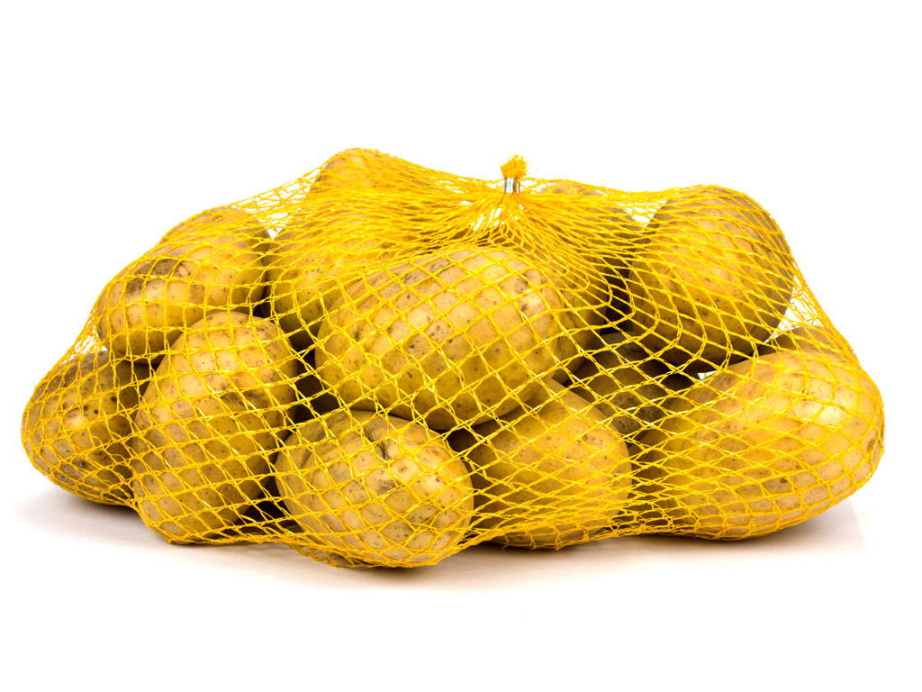 Un sac de pommes de terre emballé dans un filet tubulaire tricoté jaune provenant d'une machine de fixation.